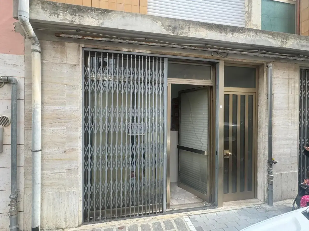Locale commerciale in a V. Caciagli 27, Pontedera, {3} - Foto 1
