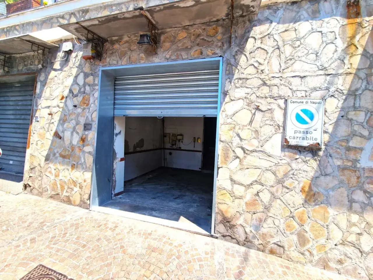 Parcheggio chiuso in Via Torquato Tasso 183, Napoli, {3} - Foto 2