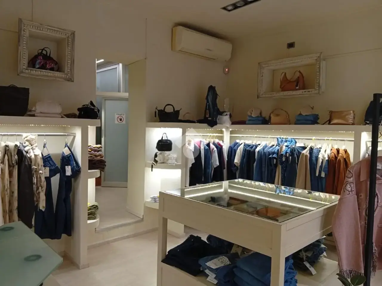 Negozio in Piazza Giuseppe Garibaldi 1, Langhirano, {3} - Foto 2