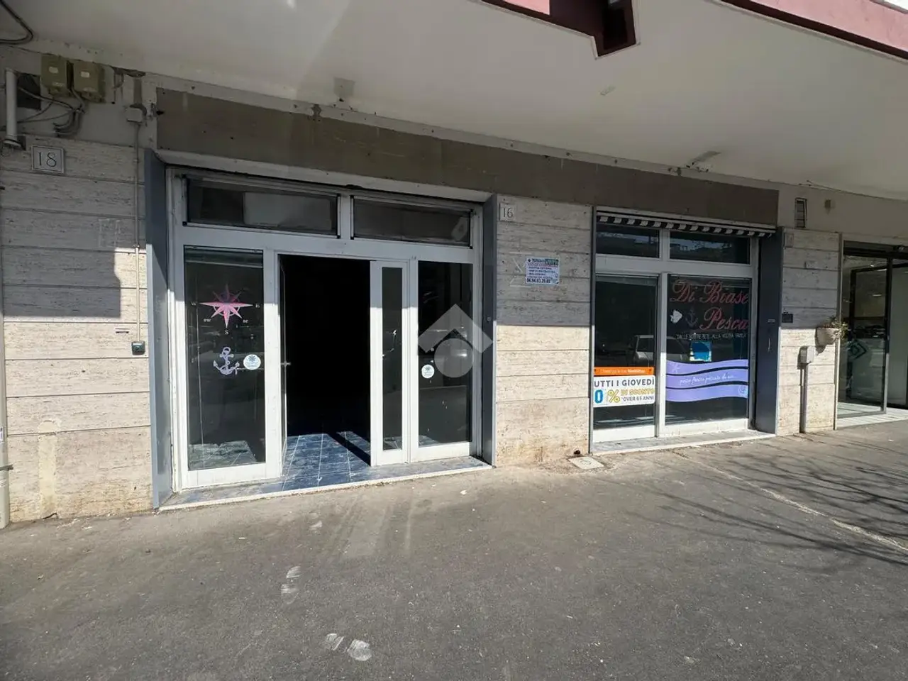 Negozio in Via Isole del Capo Verde 14, Roma, {3} - Foto 2