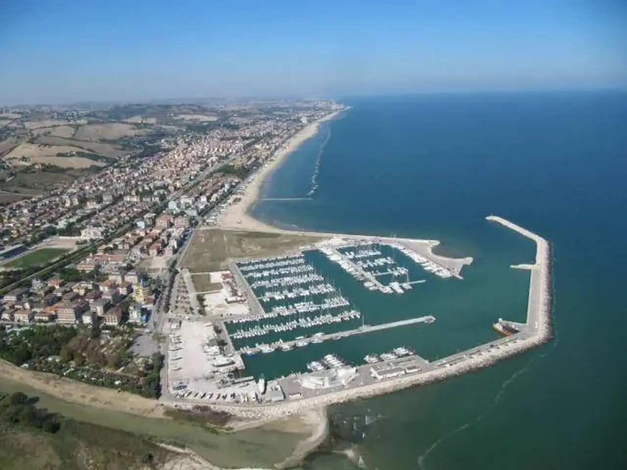 Negozio in Via d'Annunzio, Porto San Giorgio, {3} - Foto 2