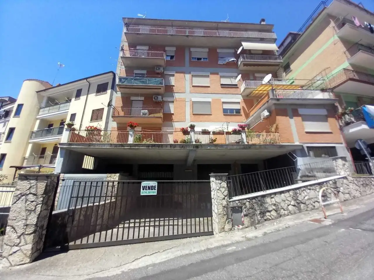 Parcheggio chiuso in Viale Umberto I 35, San Polo Dei Cavalieri, {3} - Foto 1