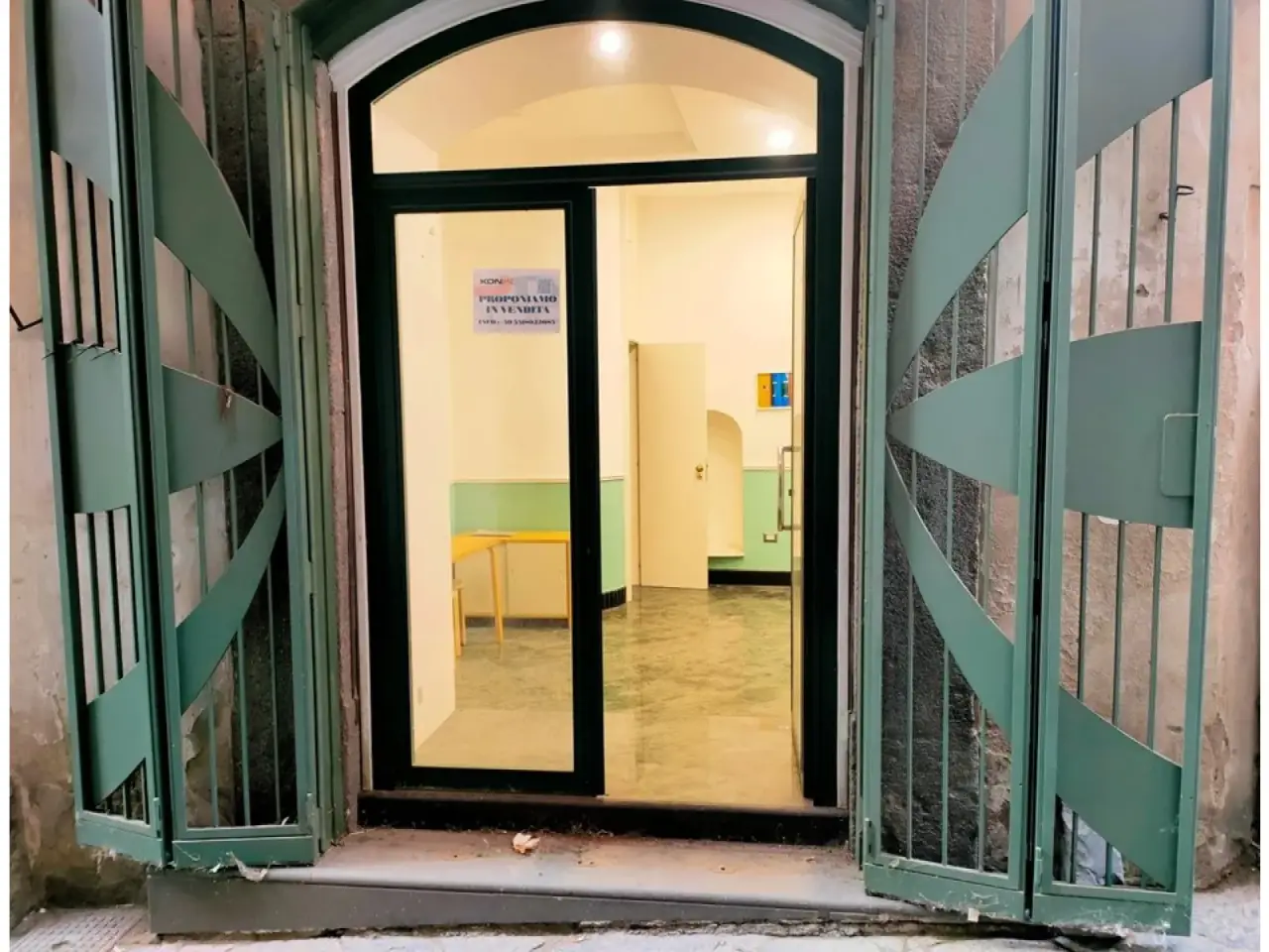 Negozio in Via delle Botteghelle 19, Salerno, {3} - Foto 1
