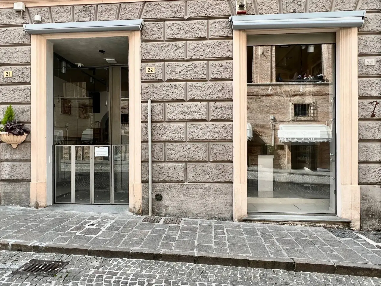 Negozio in Piazza del Comune, Fabriano, {3} - Foto 2