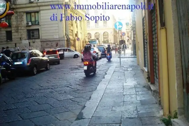 Geschäft in Via Giulio Cesare Cortese 19, Napoli - Foto 1