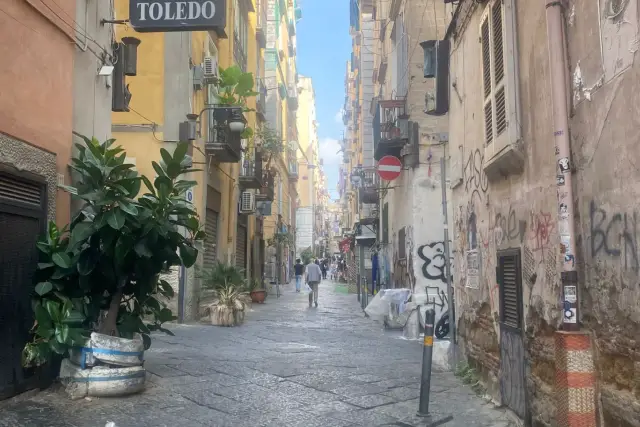 Dreizimmerwohnung in Vico Lungo Teatro Nuovo, Napoli - Foto 1