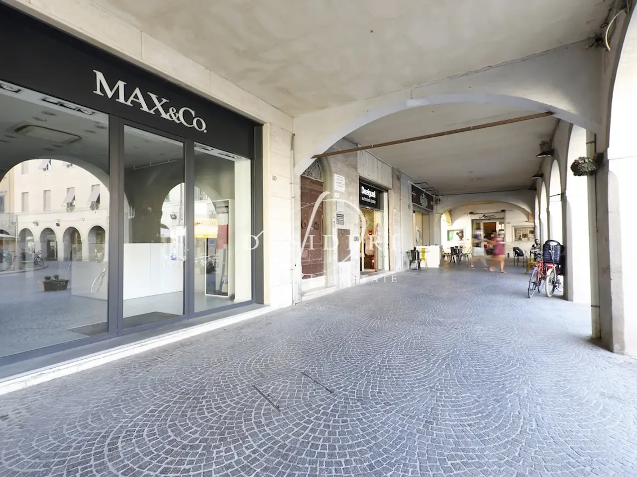 Locale commerciale in Piazza Dante 58100 Grosseto, Grosseto, {3} - Foto 1