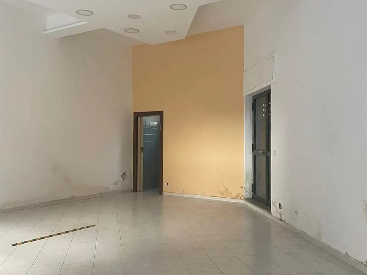 Negozio in Via Mobilio, Salerno, {3} - Foto 1
