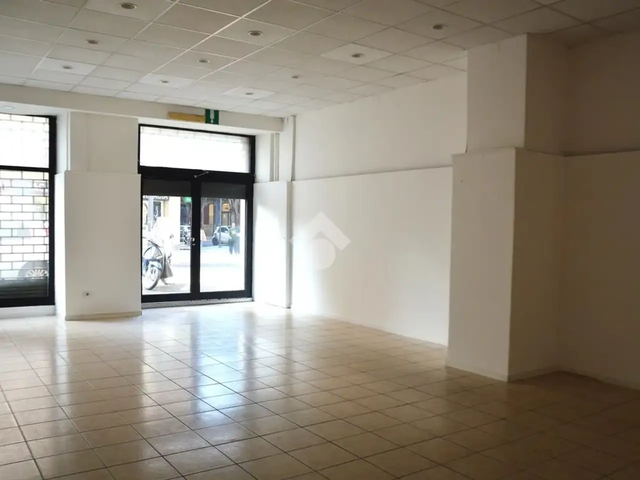 Negozio in Via Pola, Cagliari, {3} - Foto 1