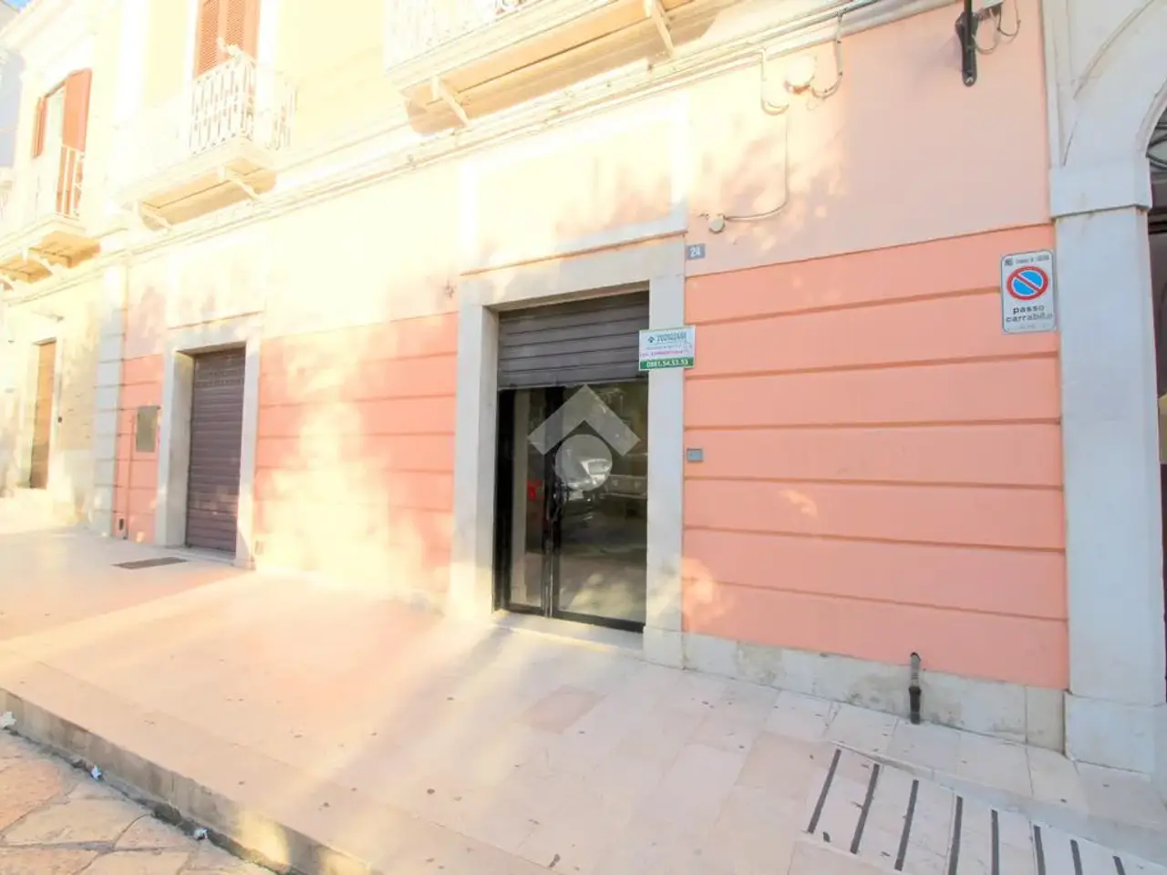 Negozio in Piazza Tribunali 24, Lucera, {3} - Foto 1