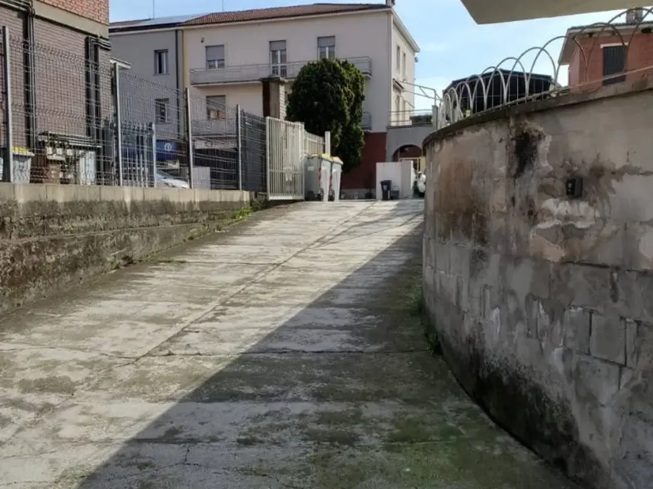 Parcheggio chiuso in
Via Passerini
, Piacenza, {3} - Foto 1