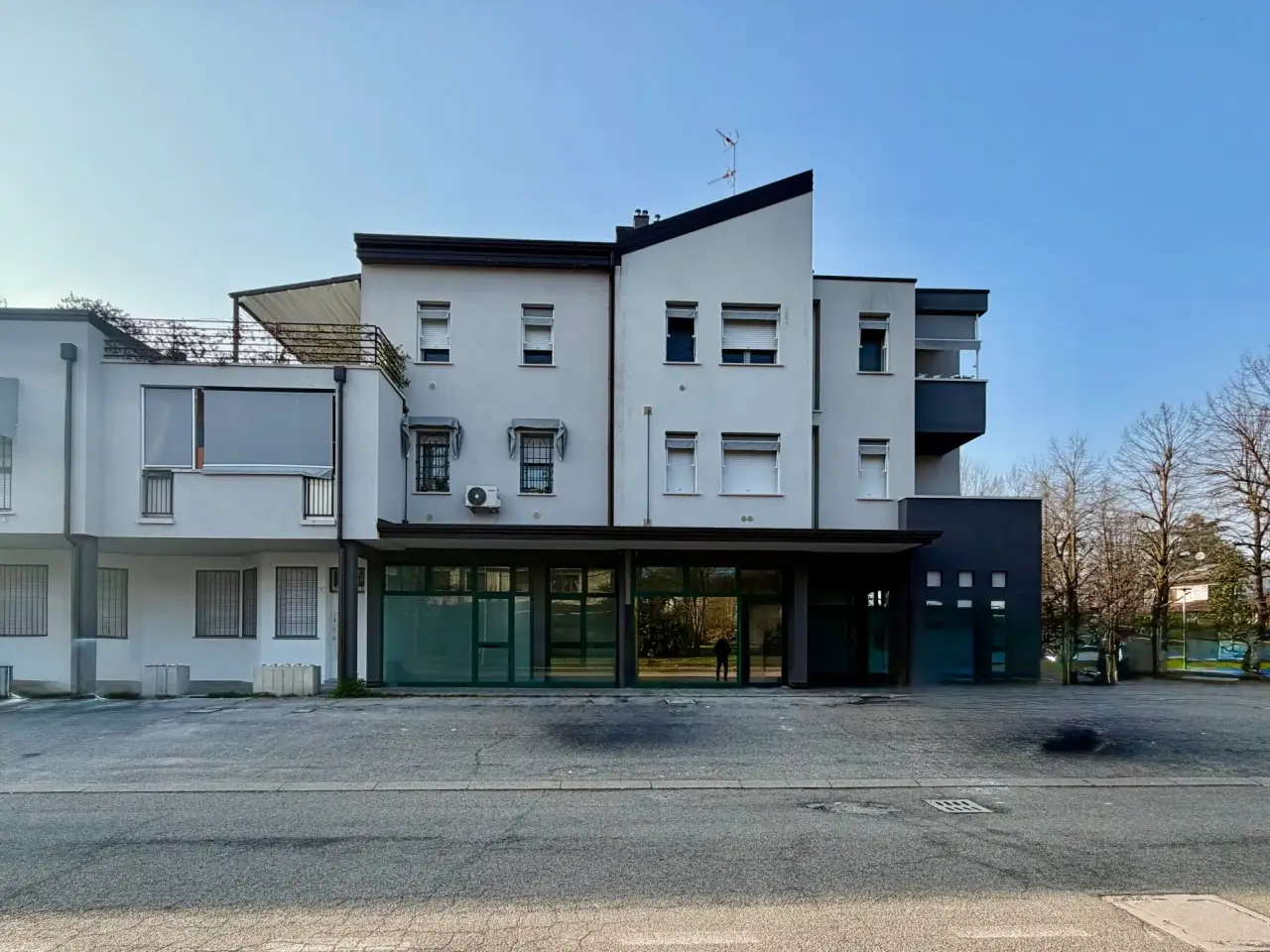 Palazzina commerciale in Via Aldo Moro 1, Castello D'Argile, {3} - Foto 1