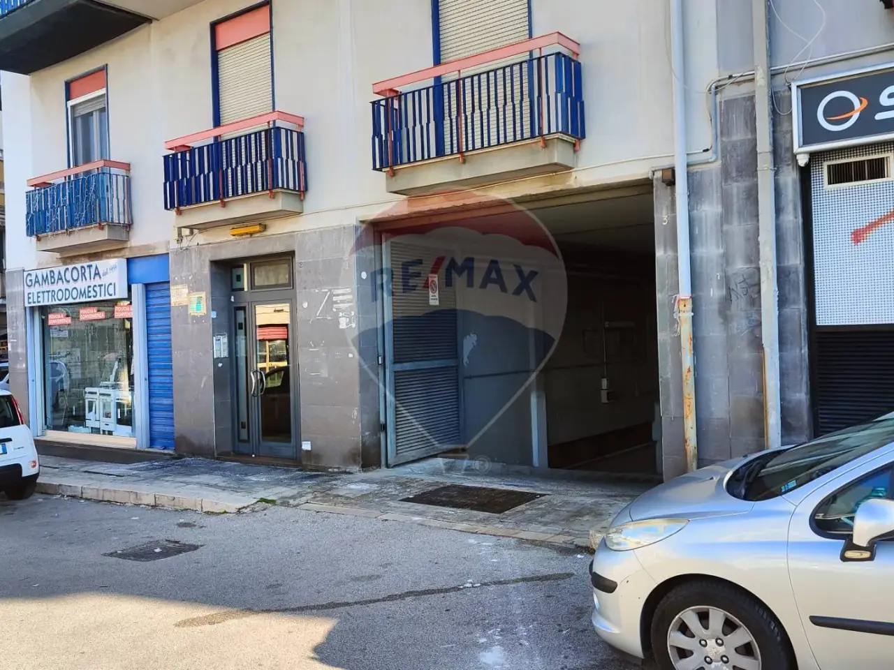 Negozio in Largo Francesco Crispi 3, Bari, {3} - Foto 2