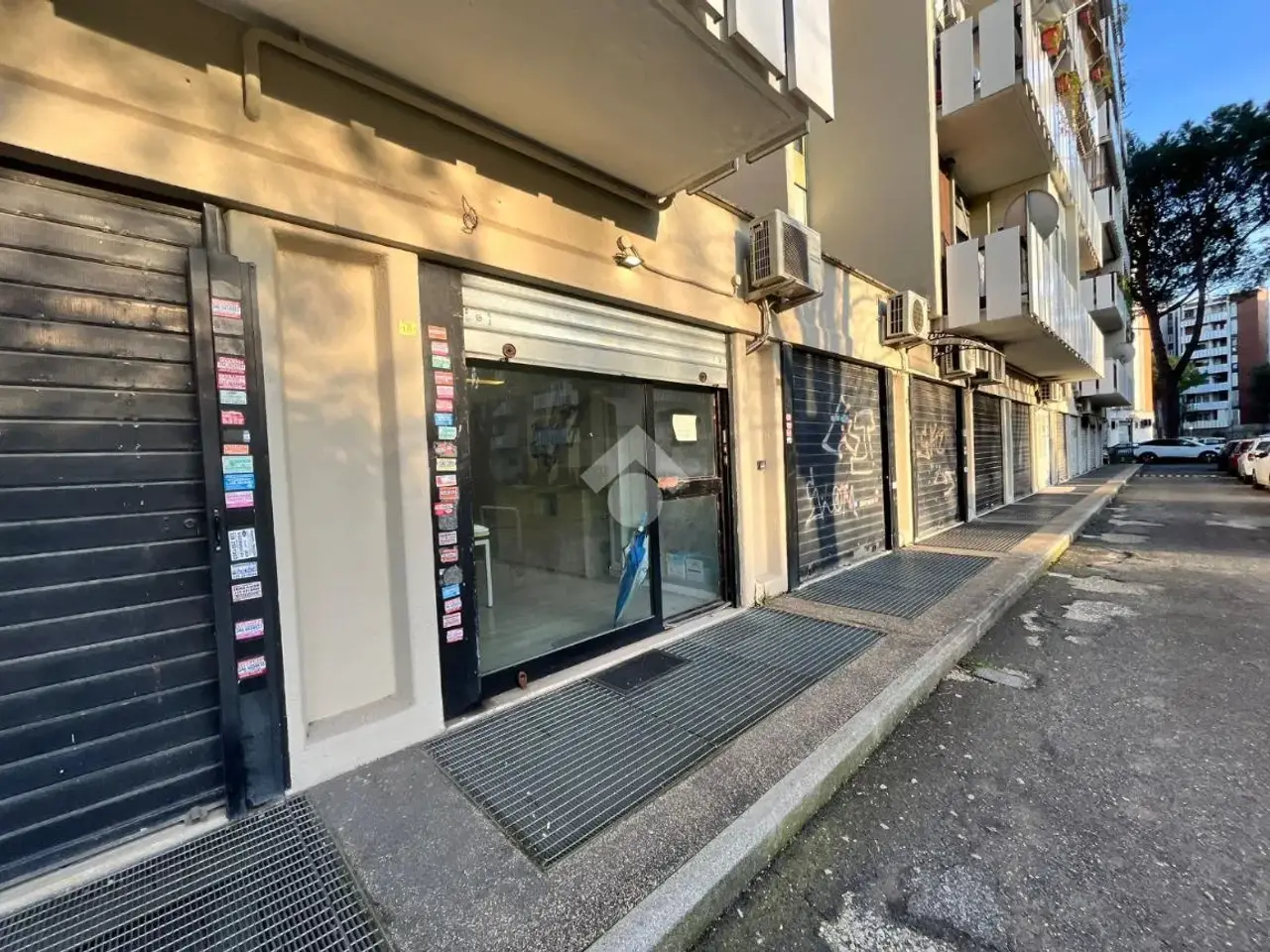 Negozio in Via del Forte Tiburtino 160, Roma, {3} - Foto 2
