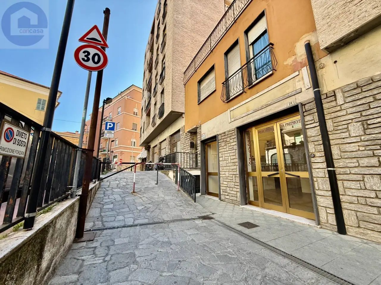 Esercizio commerciale in Via Martiri della Libertà 29, Imperia, {3} - Foto 1