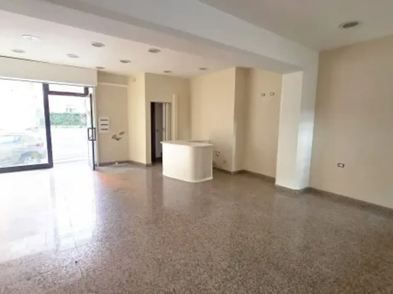 Negozio in Via Vicenza, Viterbo, {3} - Foto 1