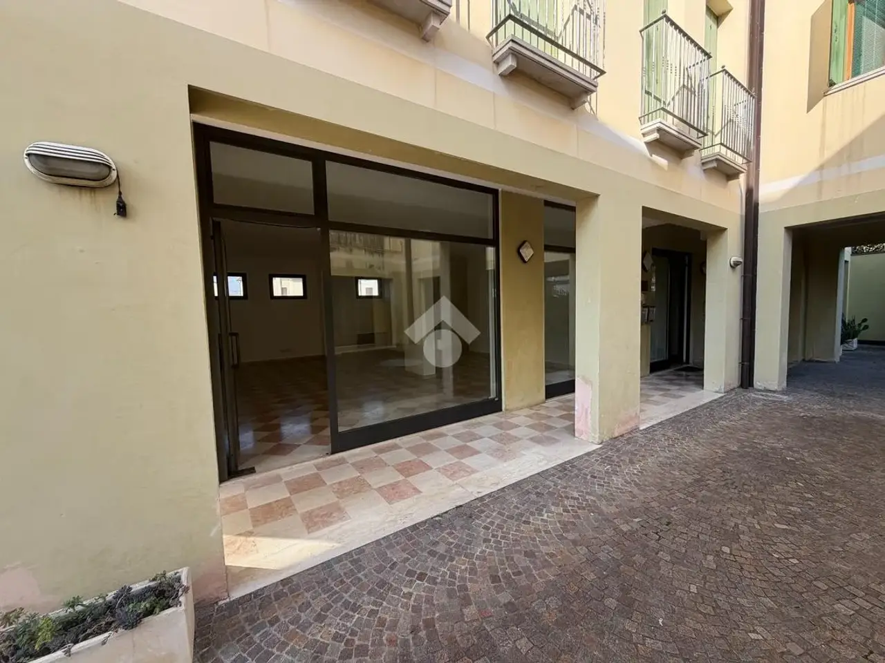 Negozio in Via Piave 24, Caerano Di San Marco, {3} - Foto 1