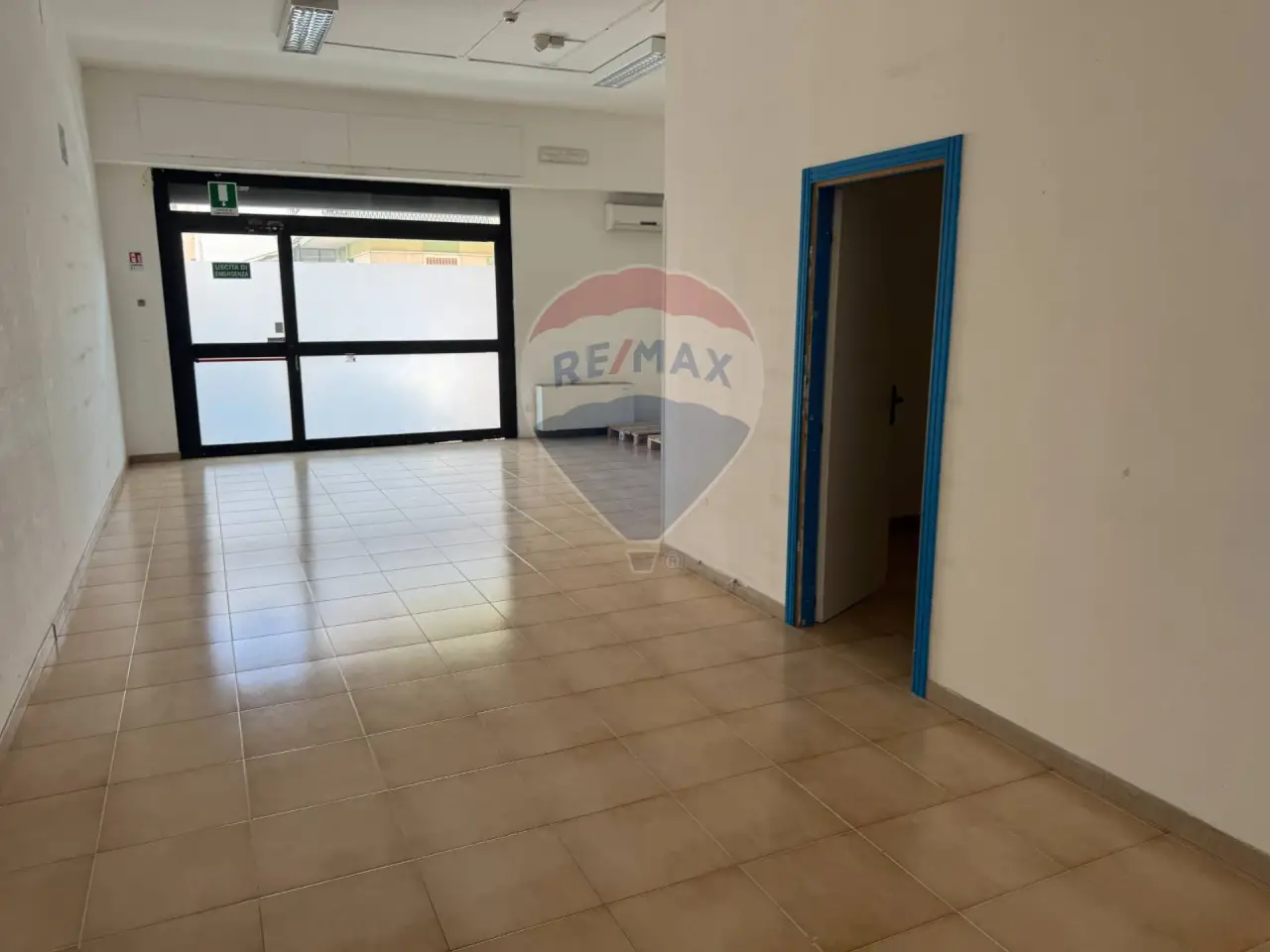 Negozio in Via Suor Marcella Arosio 15, Triggiano, {3} - Foto 1