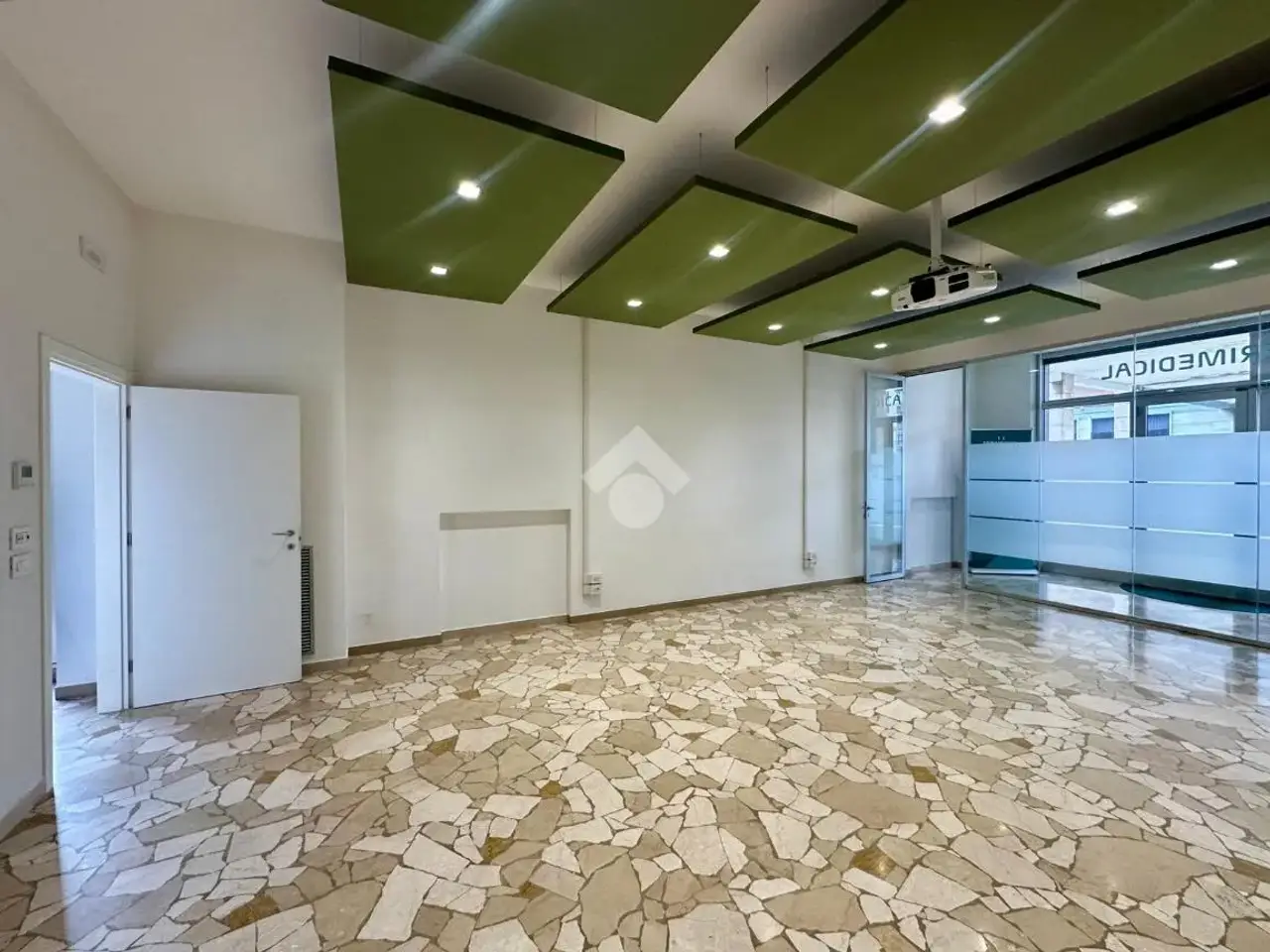 Negozio in Piazza Renato Simoni 34, Verona, {3} - Foto 1