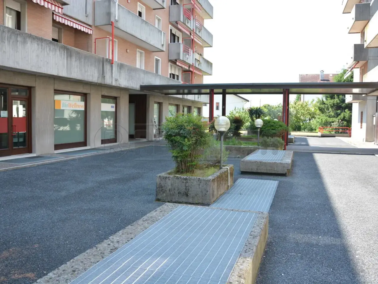 Palazzina commerciale in Via Divisione Juli 18-19, Manzano, {3} - Foto 2