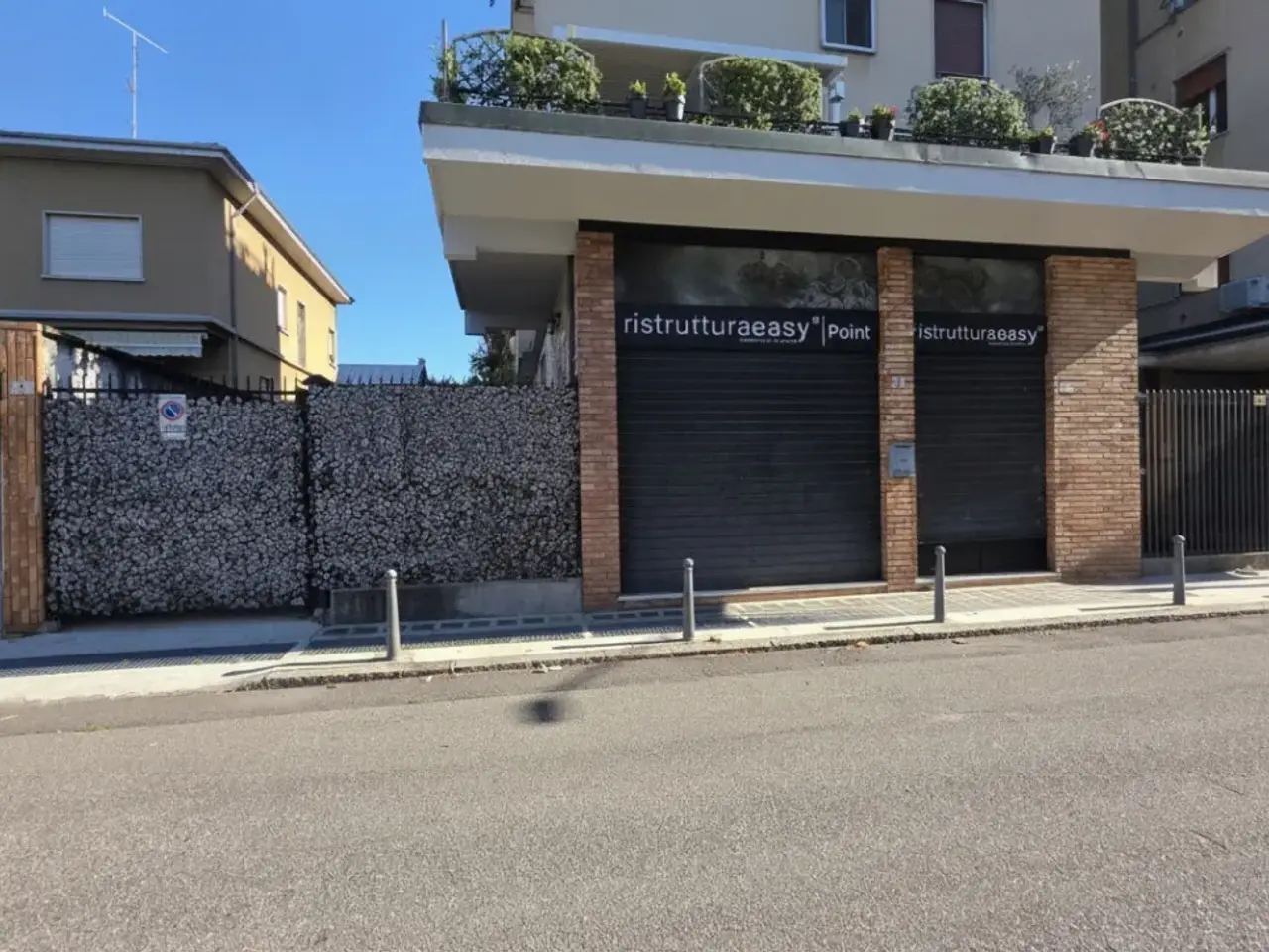 Negozio in Via Pio X Papà Sarto 2, Busto Arsizio, {3} - Foto 1