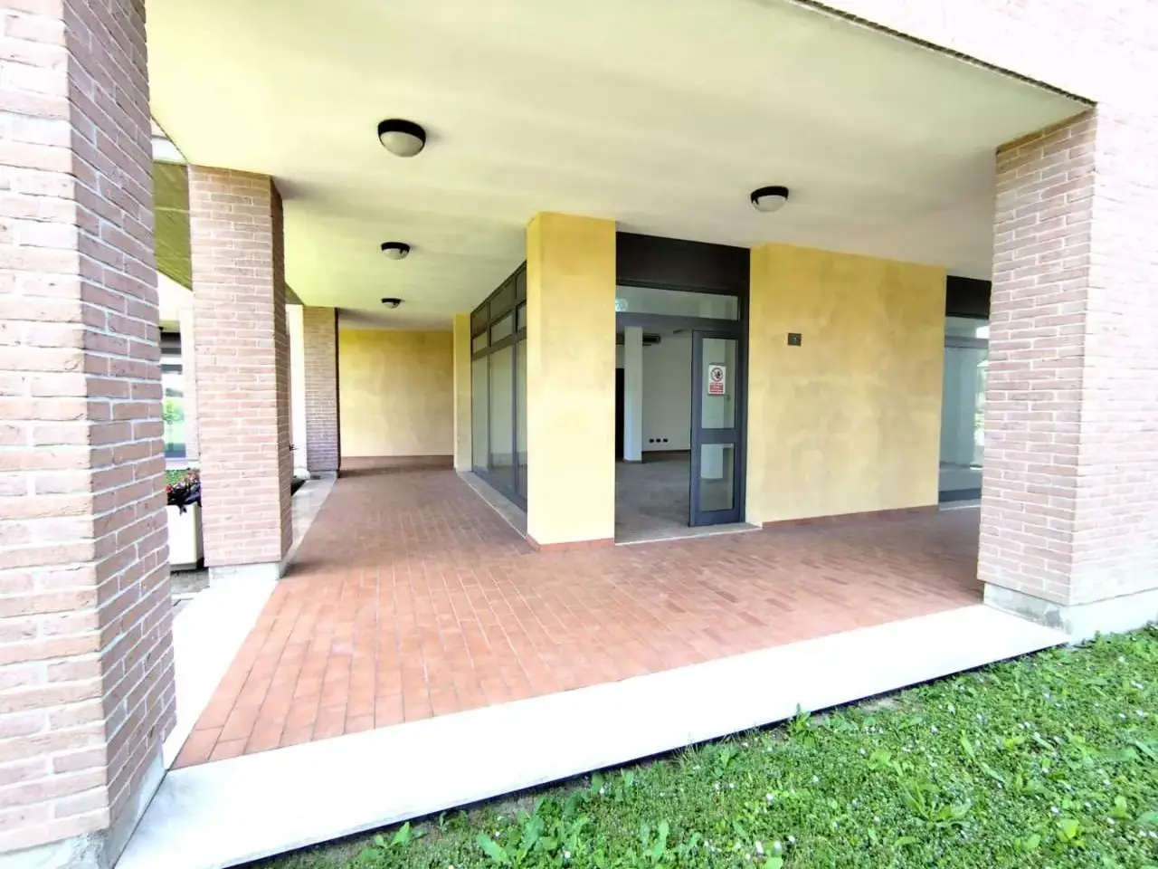 Negozio in , Gualtieri, {3} - Foto 2