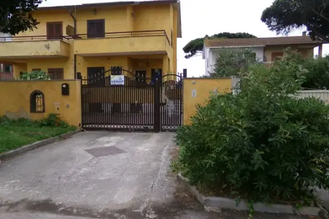 Villa bifamiliare in Via dei Pinoli 28, Anzio - Foto 1