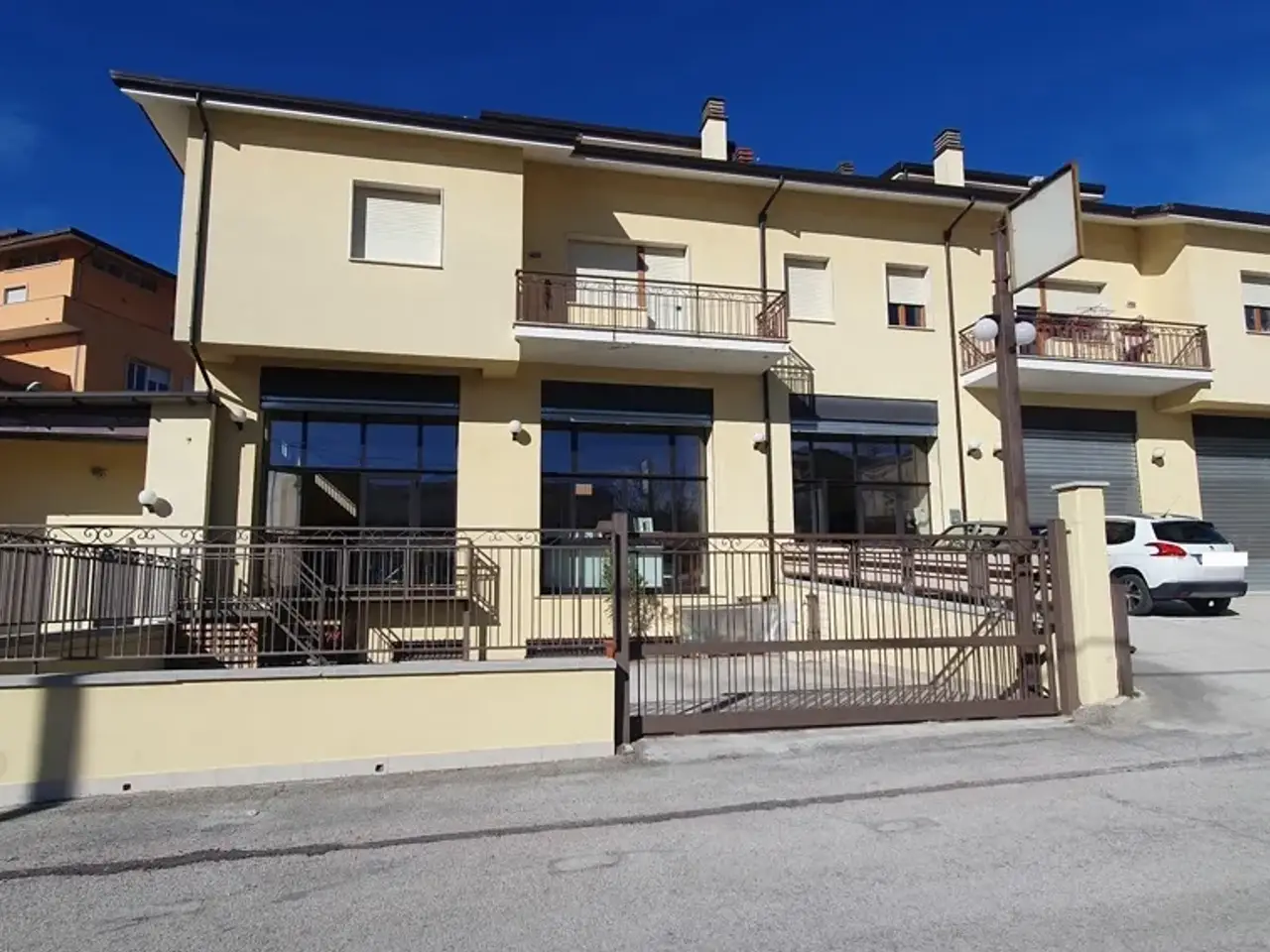 Palazzina commerciale in Via Spallacci Snc, L'Aquila, {3} - Foto 1