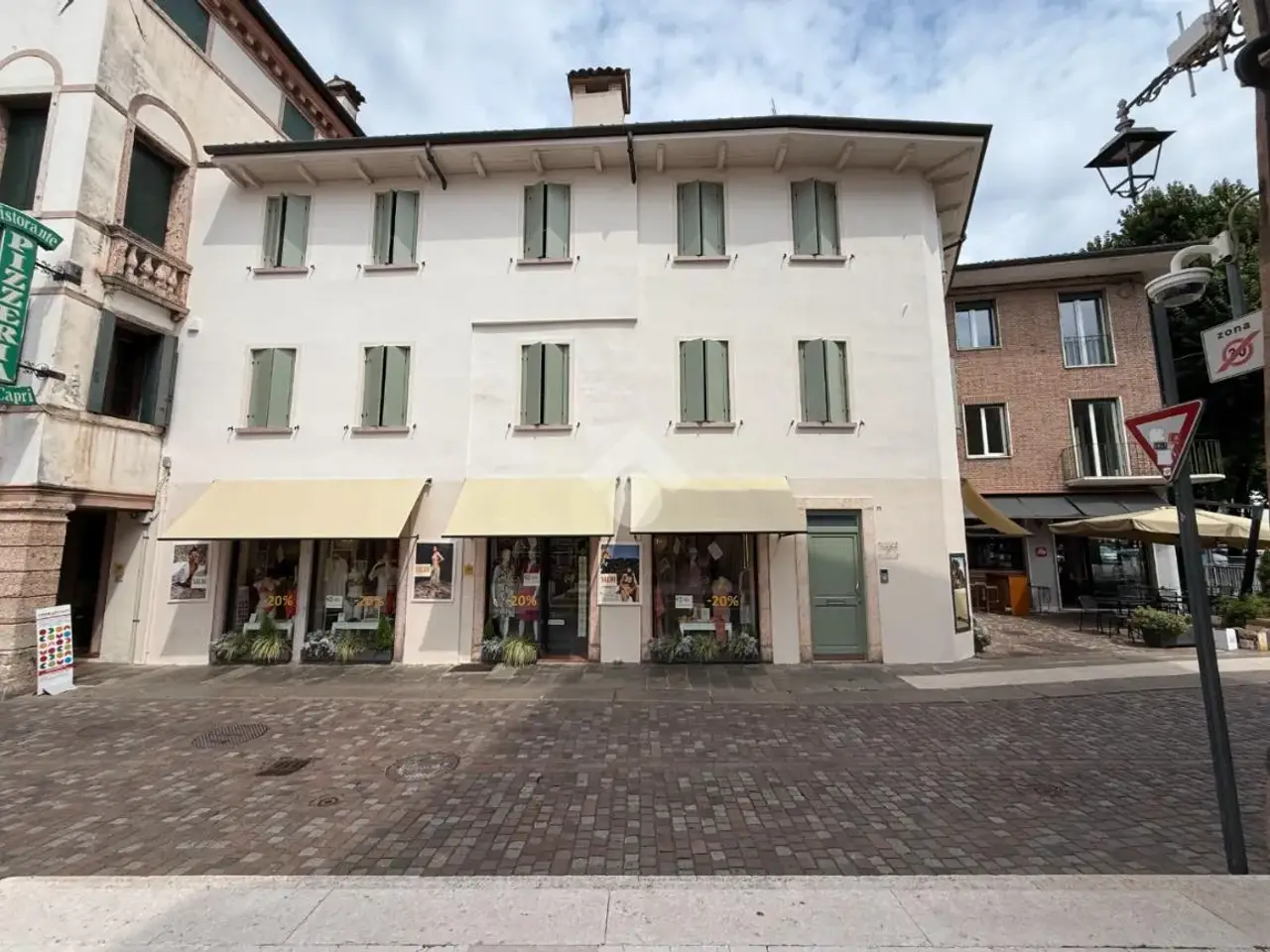 Negozio in Vicolo J. da Ponte 51, Bassano Del Grappa, {3} - Foto 1
