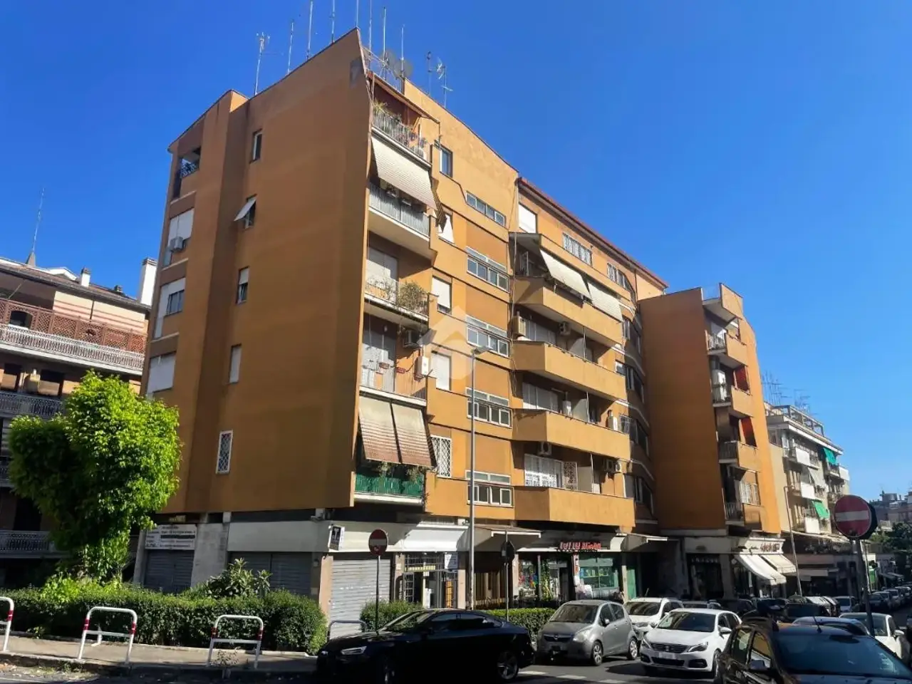 Negozio in Via Carlo Lorenzini 49, Roma, {3} - Foto 1