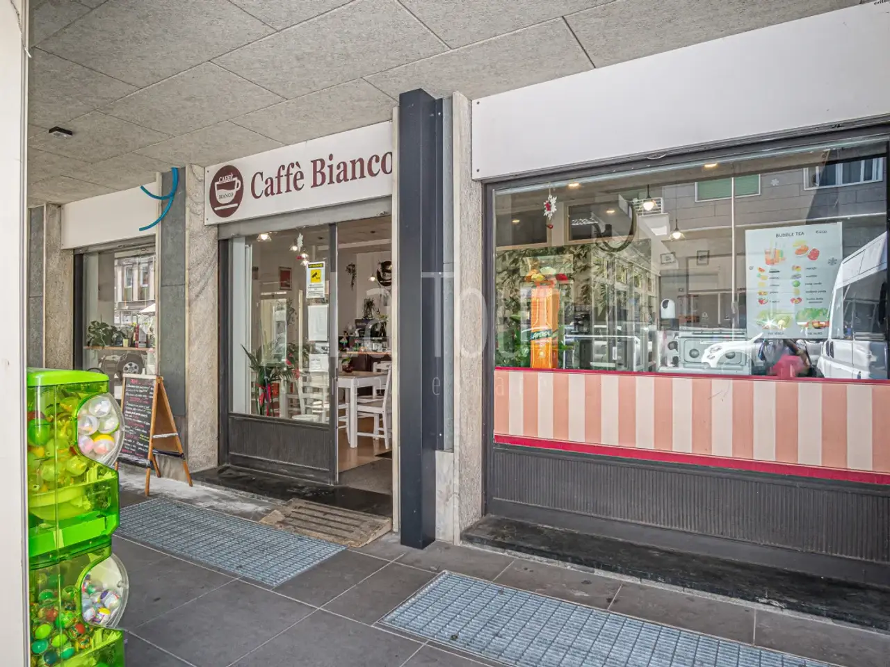 Abbigliamento in Via Losanna 14, Aosta, {3} - Foto 1