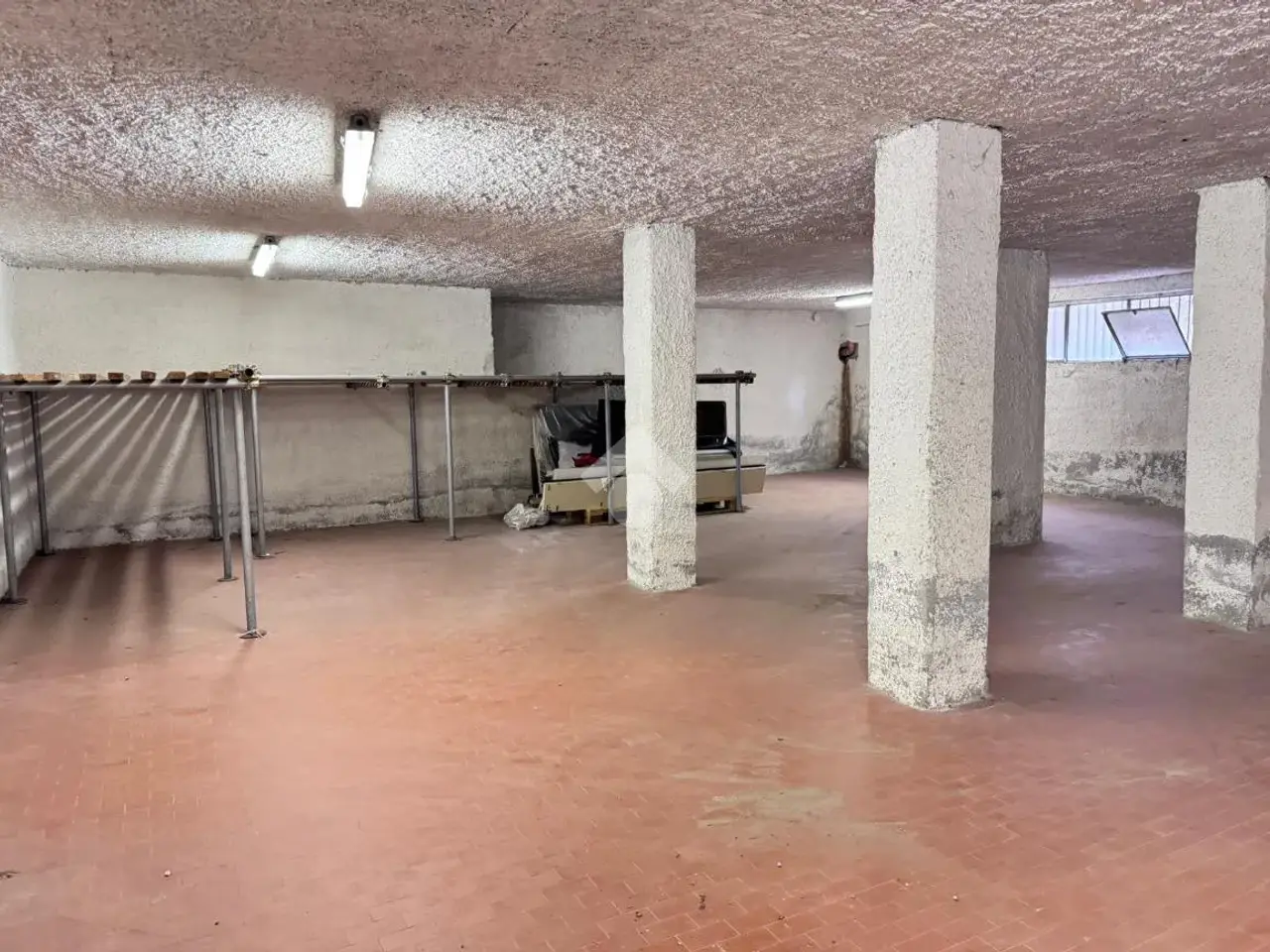 Capannone in Viale Cervignano del Friuli 18, Rimini, {3} - Foto 2
