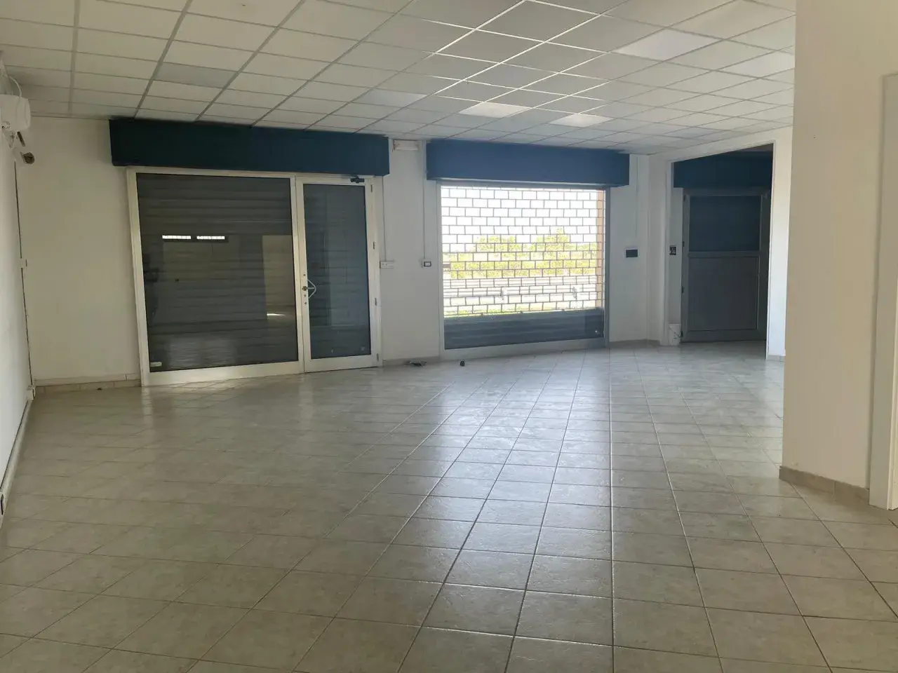 Negozio in , Selargius, {3} - Foto 1