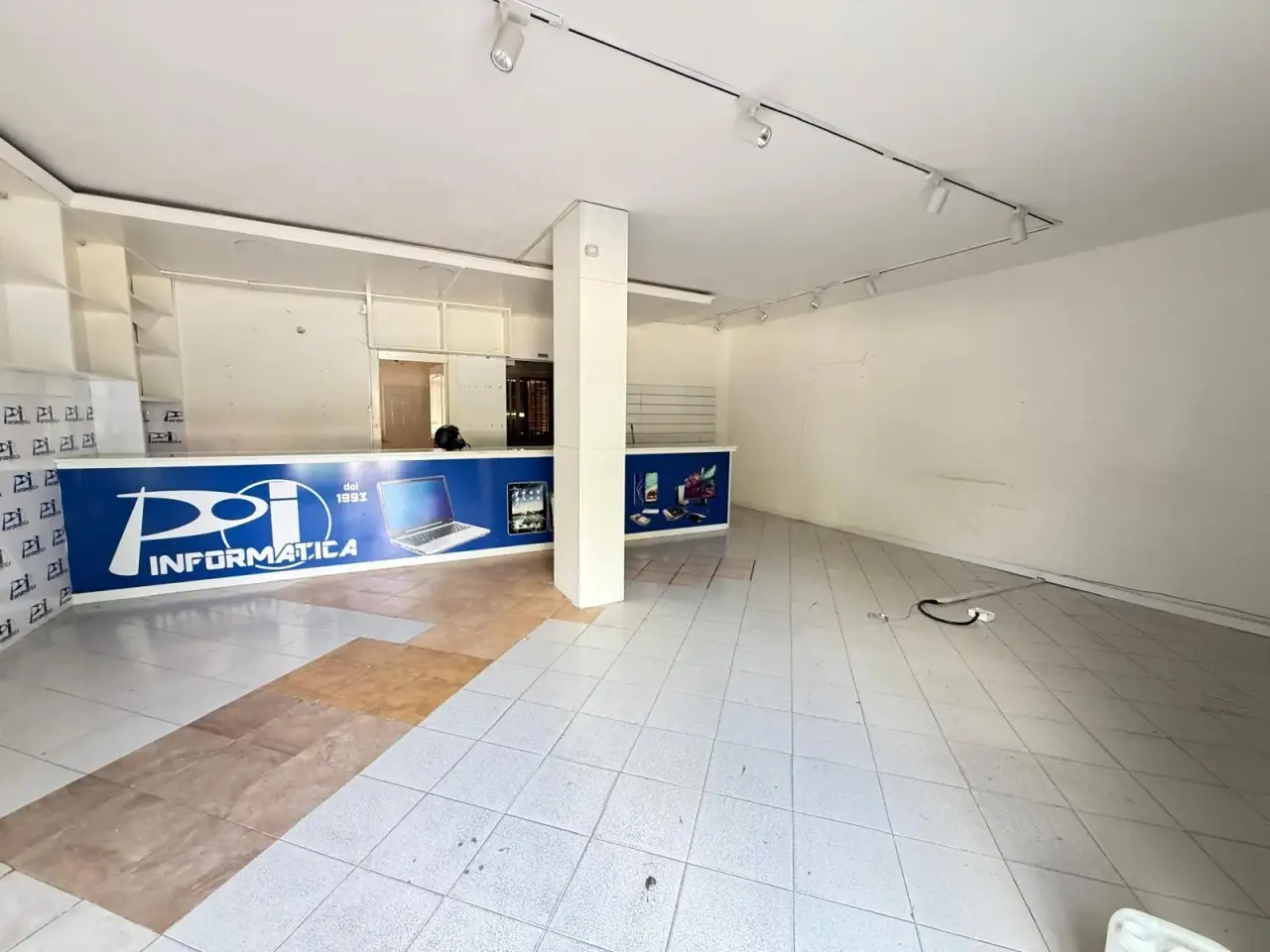Negozio in Via Kennedy 28, Caserta, {3} - Foto 1