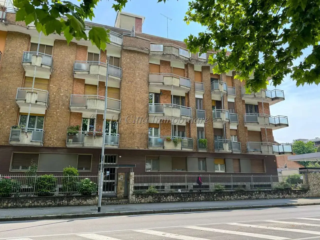 Locale commerciale in Viale Giulio Cesare 239, Novara, {3} - Foto 1