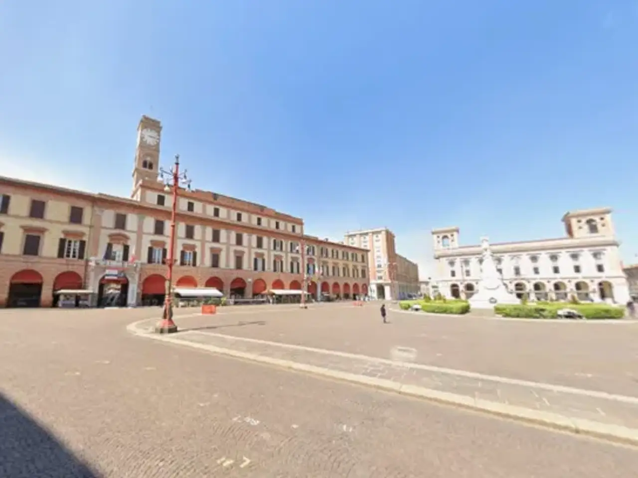 Negozio in Piazza Aurelio Saffi, Forlì, {3} - Foto 1
