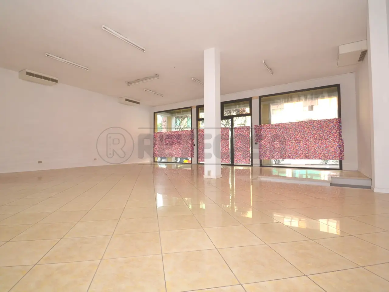 Palazzina commerciale in , Valdagno, {3} - Foto 1