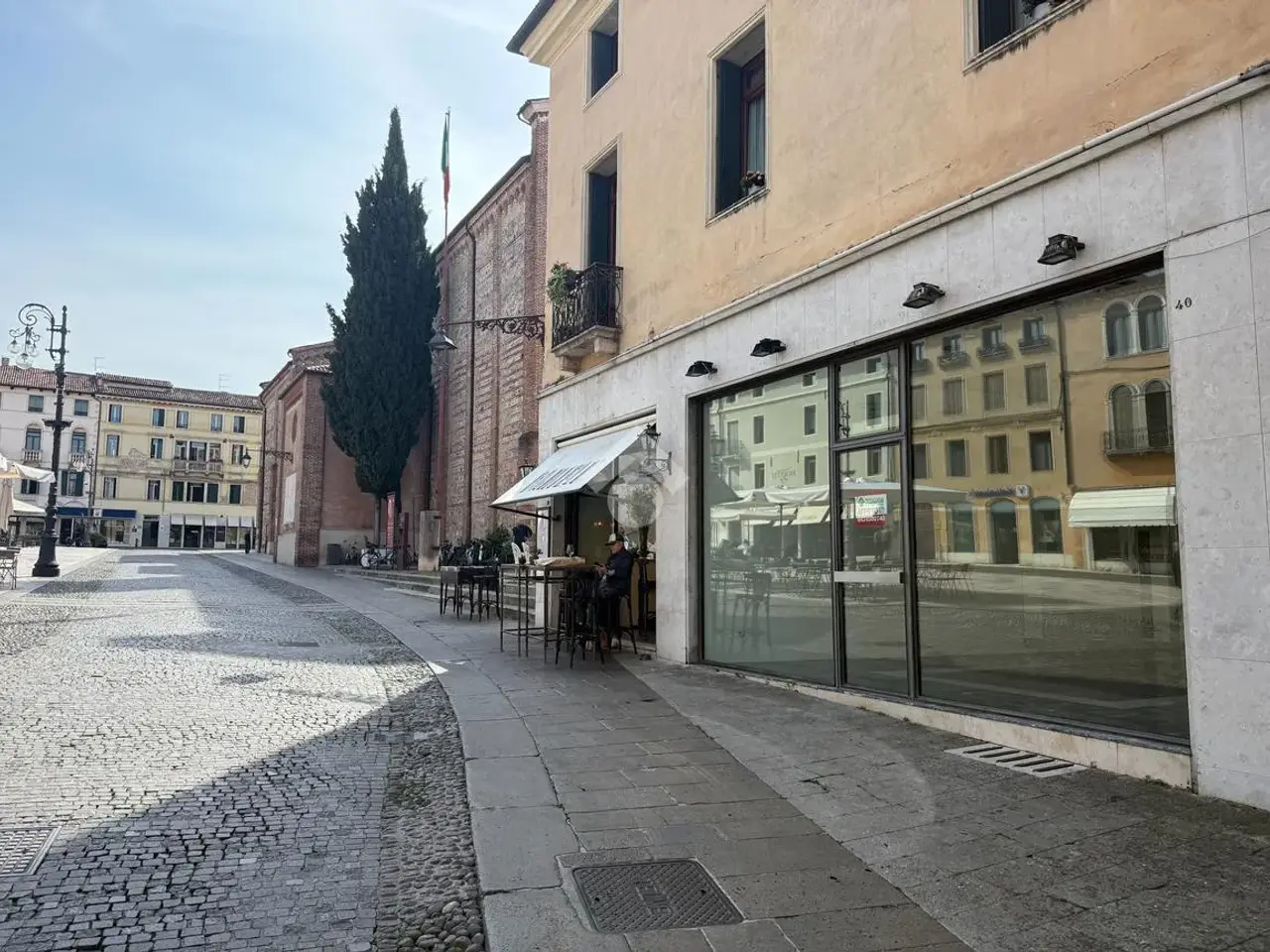 Negozio in Piazza Giuseppe Garibaldi 89, Bassano Del Grappa, {3} - Foto 2