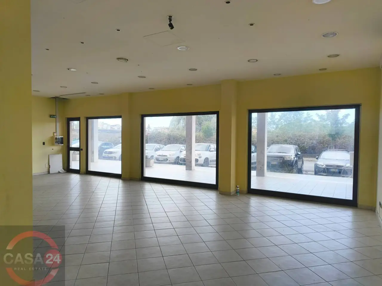 Negozio in Viale Giulio Cesare 36, Latina, {3} - Foto 1