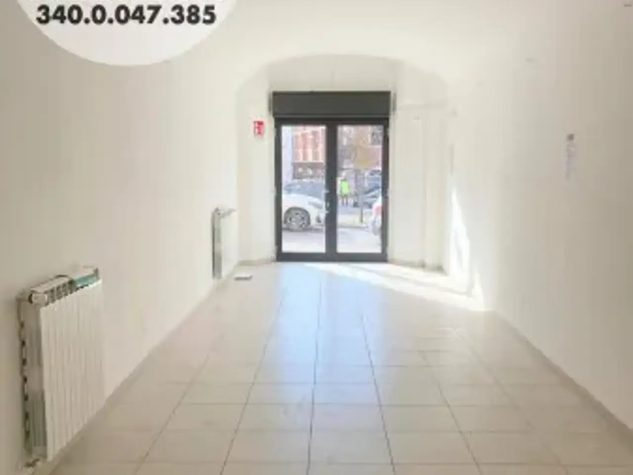 Negozio in Via Piazza Palazzo 5, L'Aquila, {3} - Foto 1