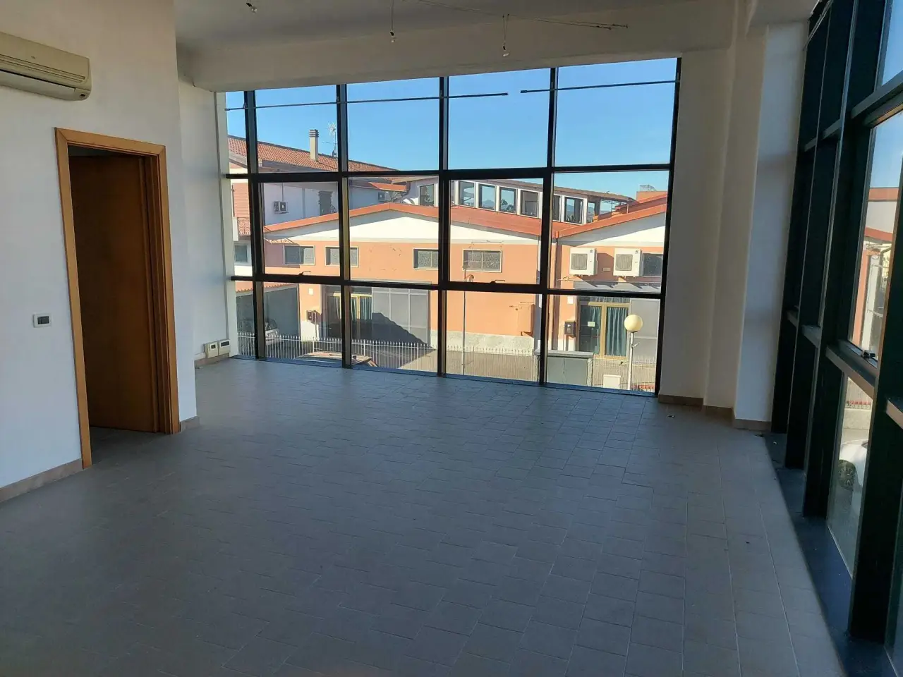 Ufficio in Strada Statale 1 111, Sarzana, {3} - Foto 1