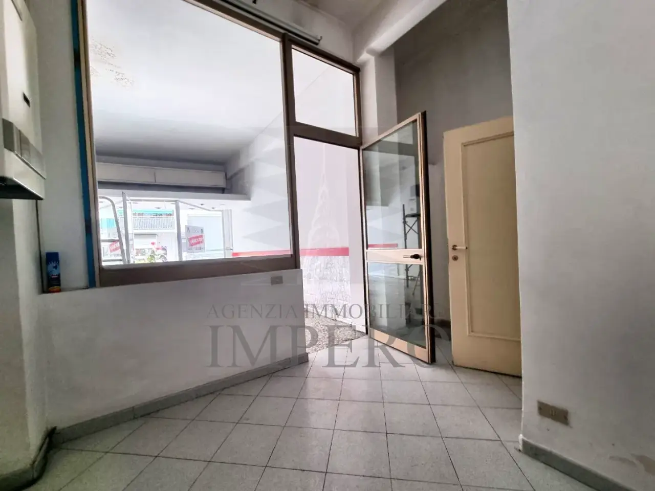 Negozio in Via Colonnello Aprosio 102, Vallecrosia, {3} - Foto 2