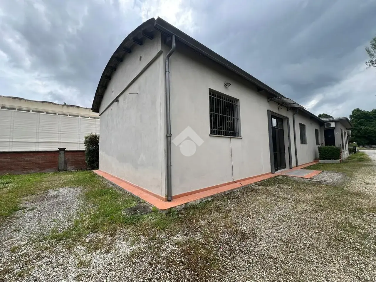 Magazzino in Via delle Volpi, Capannori, {3} - Foto 1