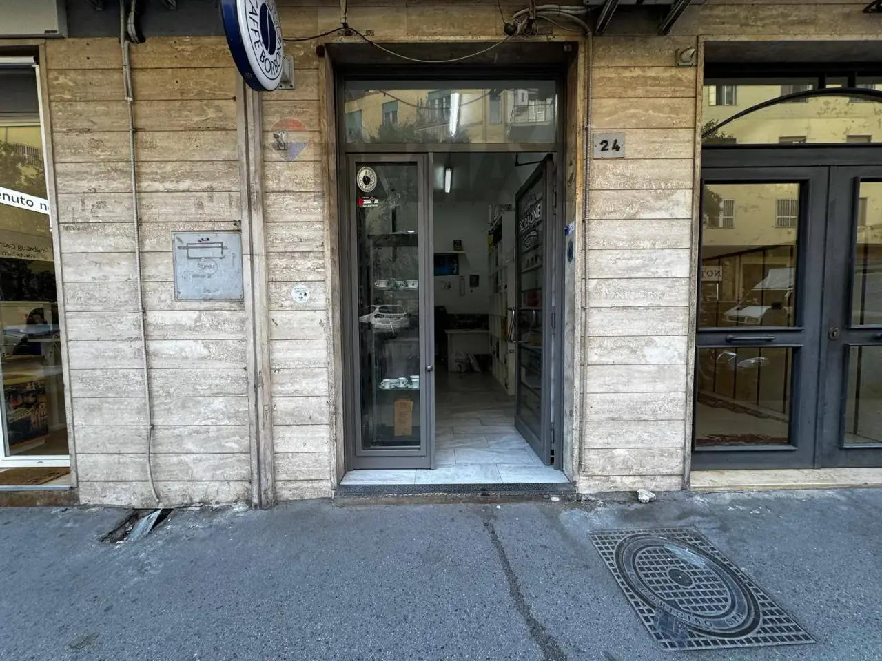 Negozio in Via Luigi Caldieri 24, Napoli, {3} - Foto 2