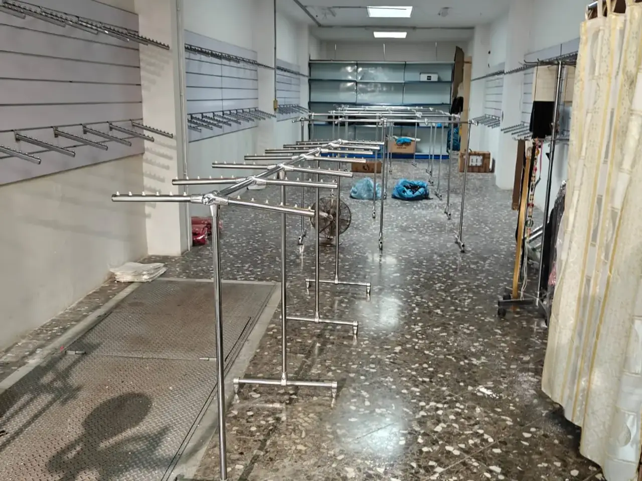 Negozio in Via Giuseppe Re David 98, Bari, {3} - Foto 1