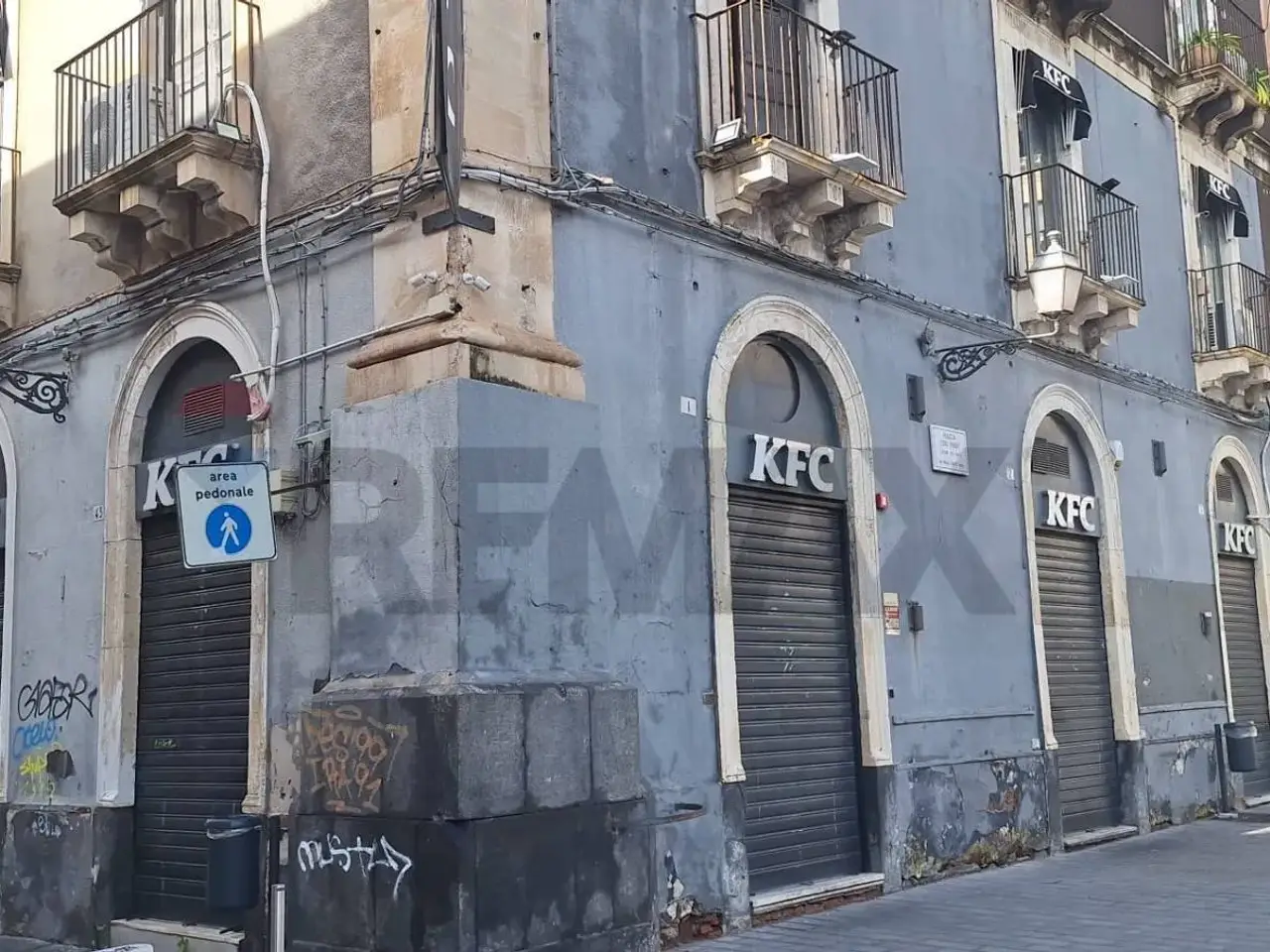 Negozio in Piazza Turi Ferro 1/2/3, Catania, {3} - Foto 1
