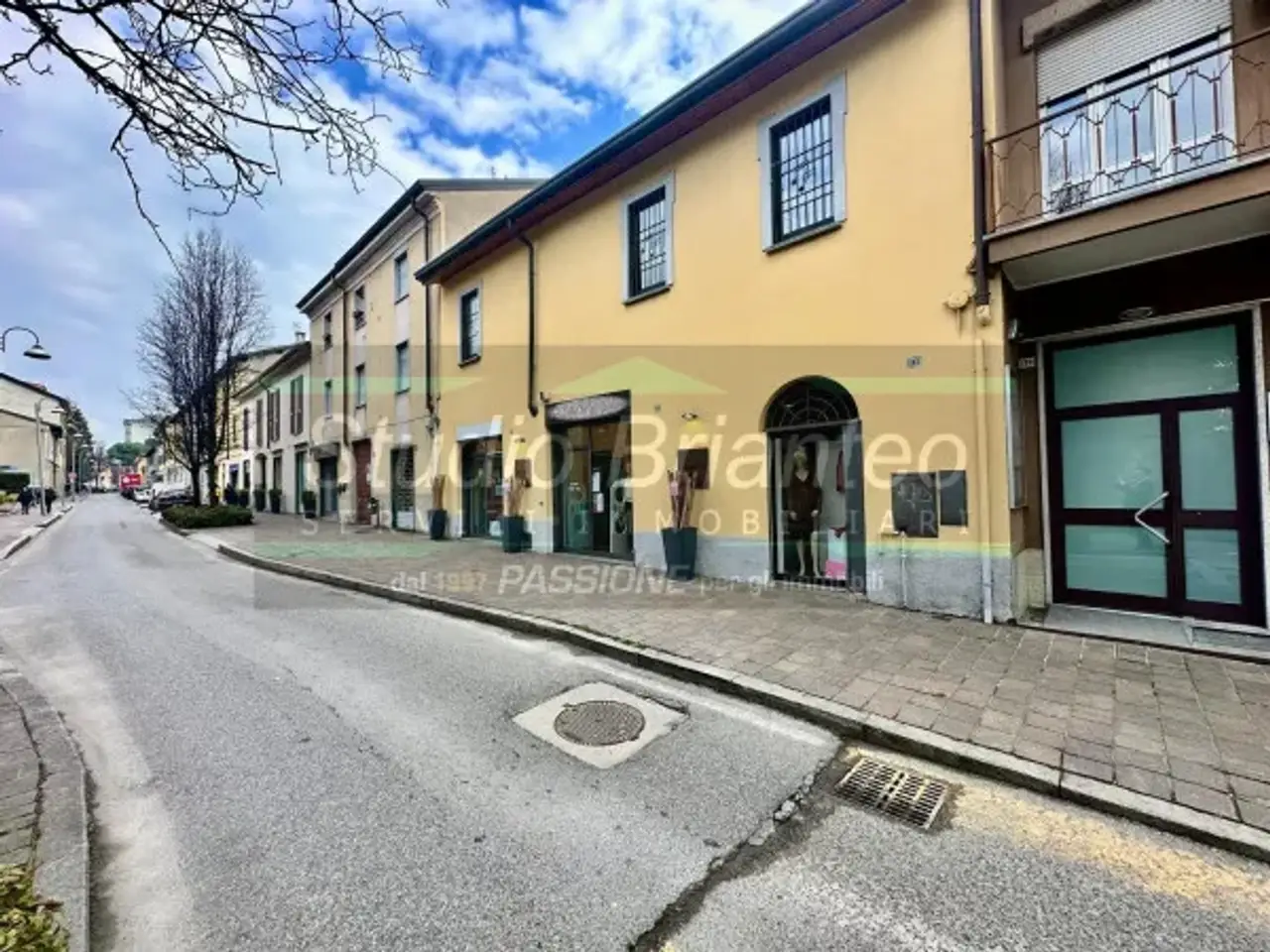 Negozio in Via Francesco Cusani, Carate Brianza, {3} - Foto 1