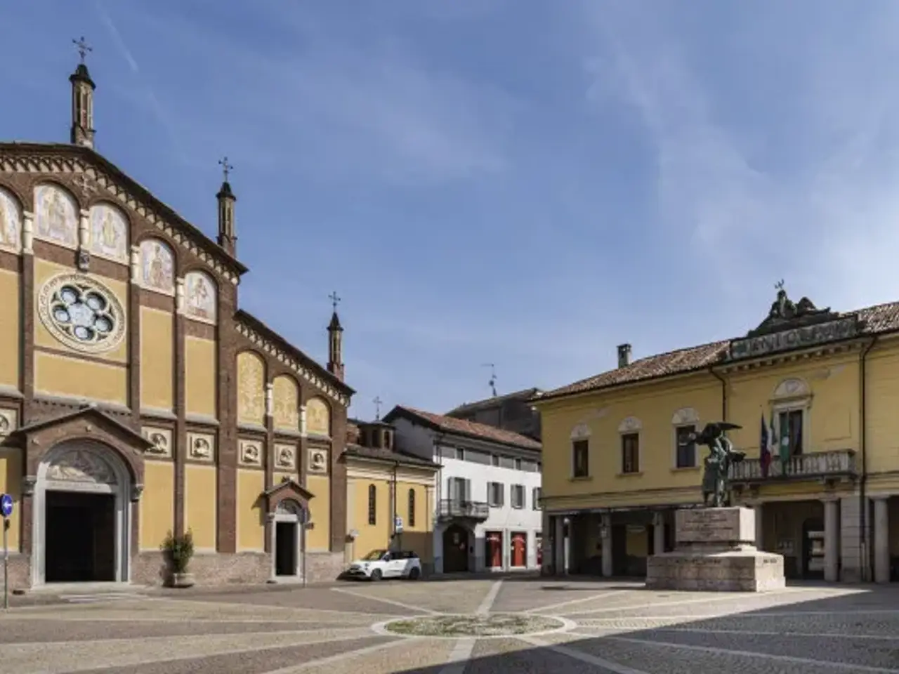 Negozio in Piazza Cavour 17/19, Gambolò, {3} - Foto 1