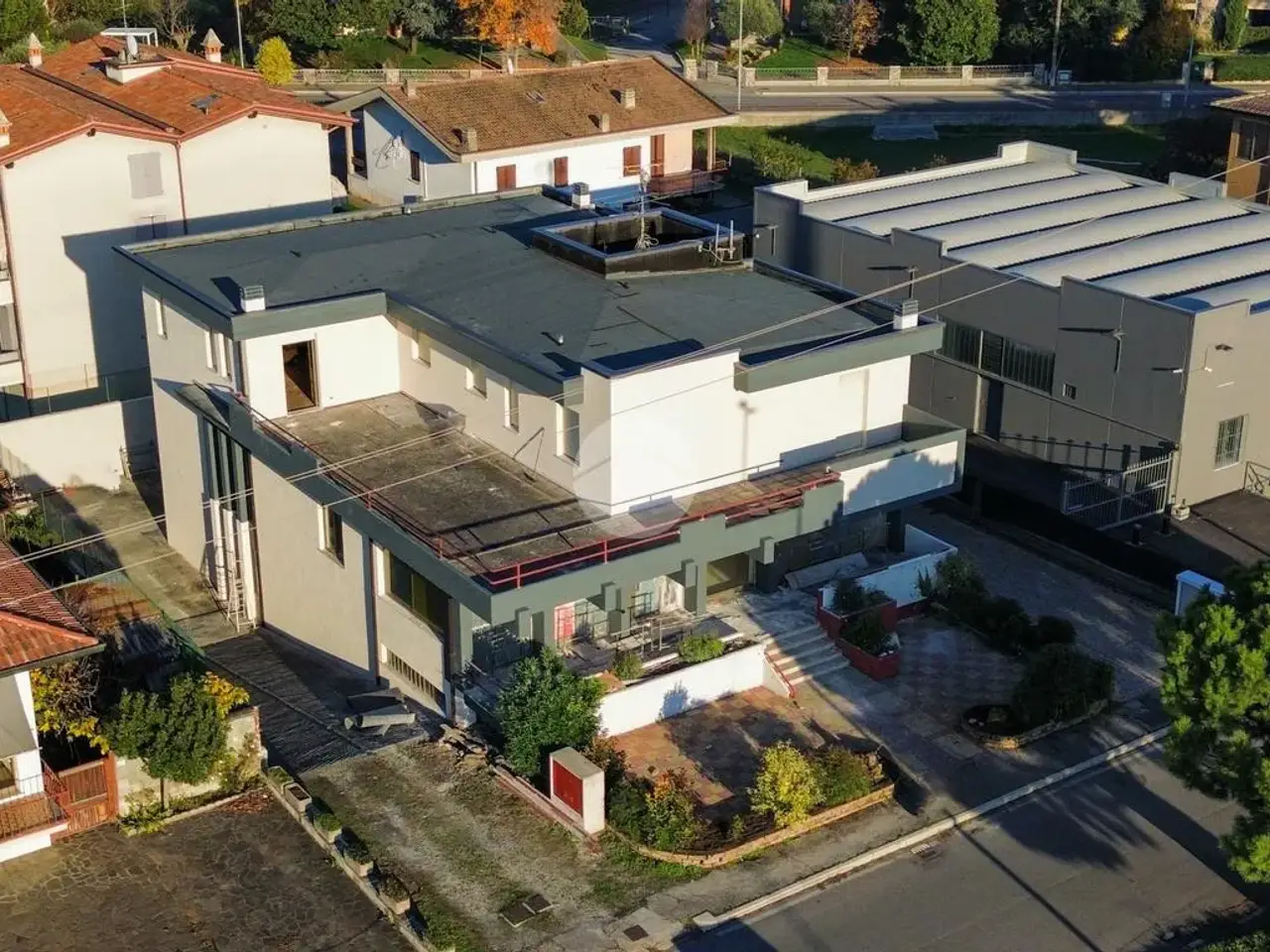 Negozio in Via dei Zamboni 35, Montichiari, {3} - Foto 1