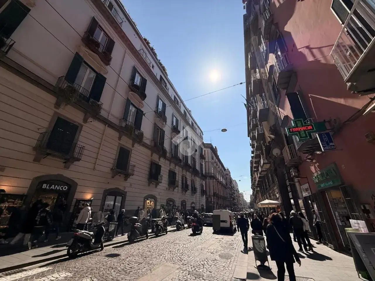 Magazzino in Via Toledo 406, Napoli, {3} - Foto 2